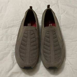 Easy Spirit Women’s Slip-on Tennis Shoes NWOT size 9.5